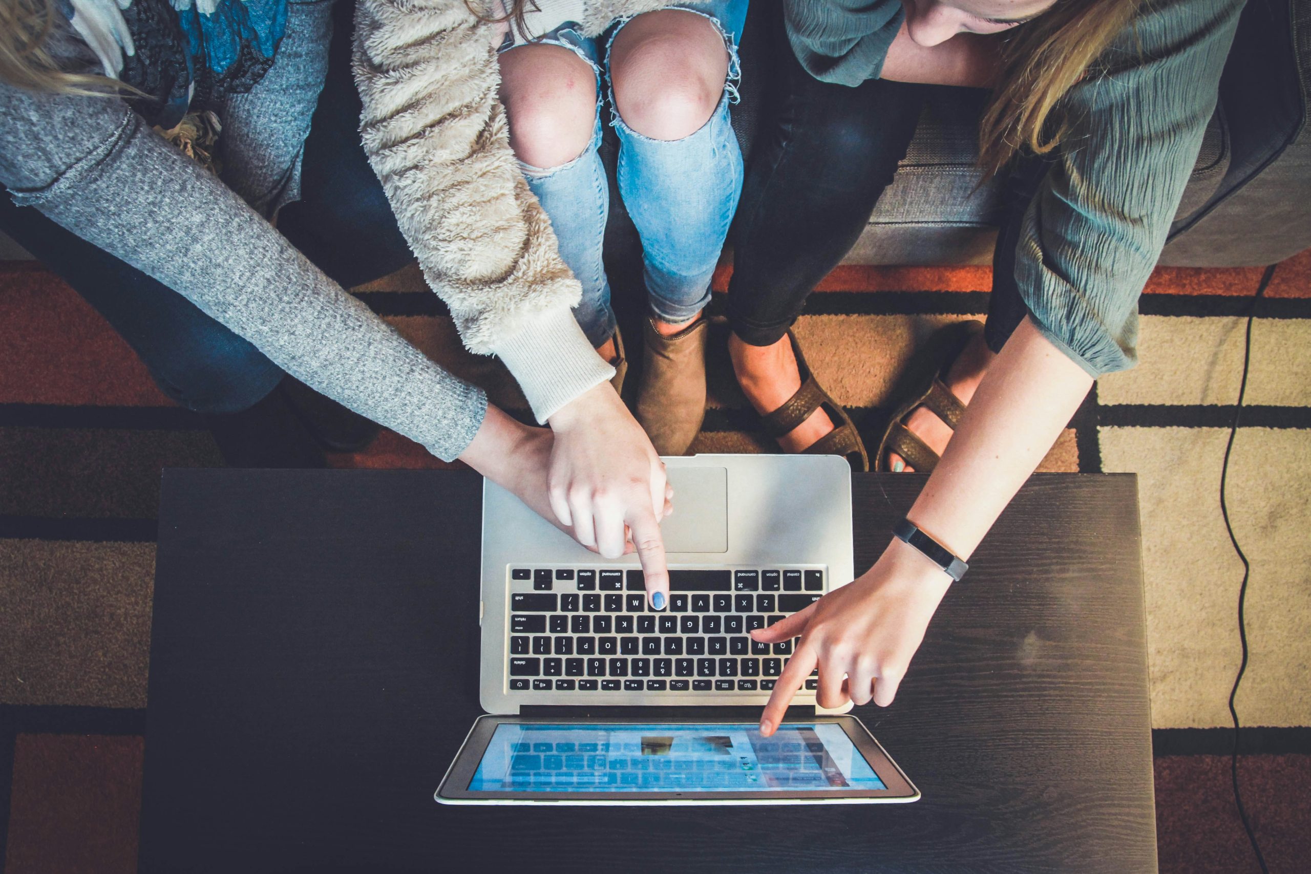 john-schnobrich-2FPjlAyMQTA-unsplash women on laptop